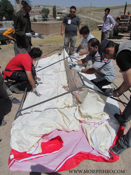 نصب چادرهای هلال احمر برای بازماندگان زلزله آذربایجان توسط تیم موج پیشرو