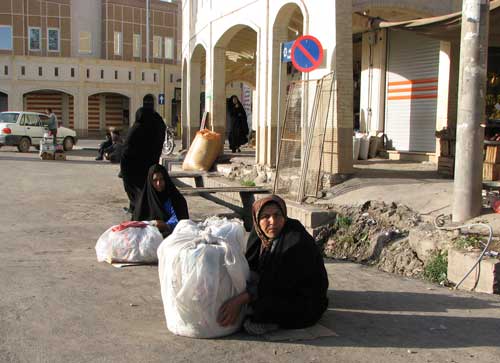 زنان سرپرست خانواده را در میدان اصلی شهر در حال فروش نان می بینید / مادرانی که امروز تنها ممر درامدشان برای تامین هزینه کودکانشان همین فروش نان است