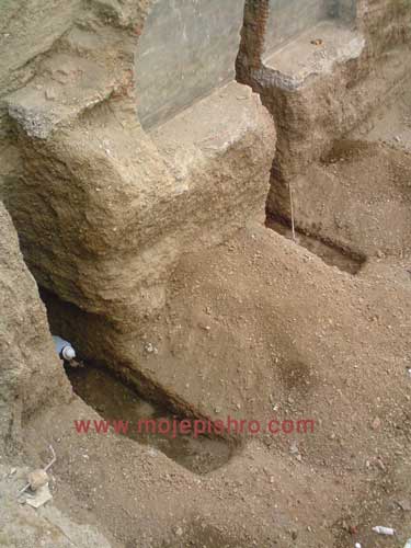 پانزده متر پايين تر از سطح زمين / كارگران ساده ساختماني كف فونداسيون سازه نگهبان را جهت اجراي بتن مگر تسطيح مي كنند / 